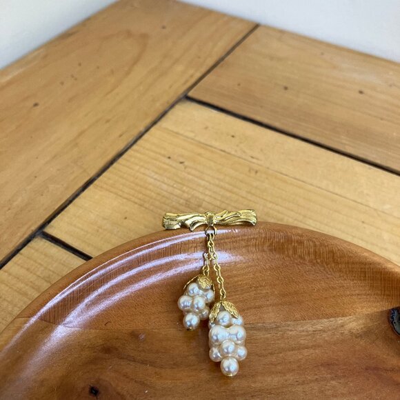 Grape Bunch Gold-tone Brooch Pin Faux Pearl Dangle Charms - Picture 2 of 7